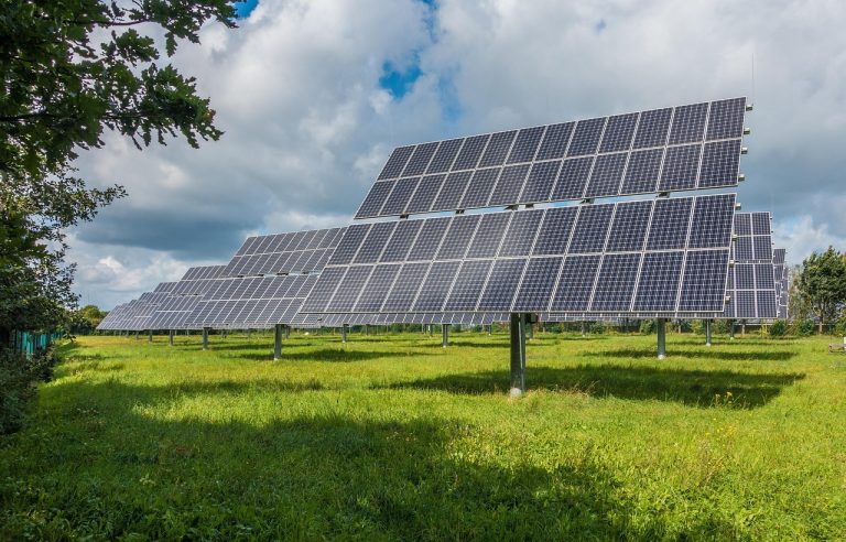 cine poate monta panouri fotovoltaice