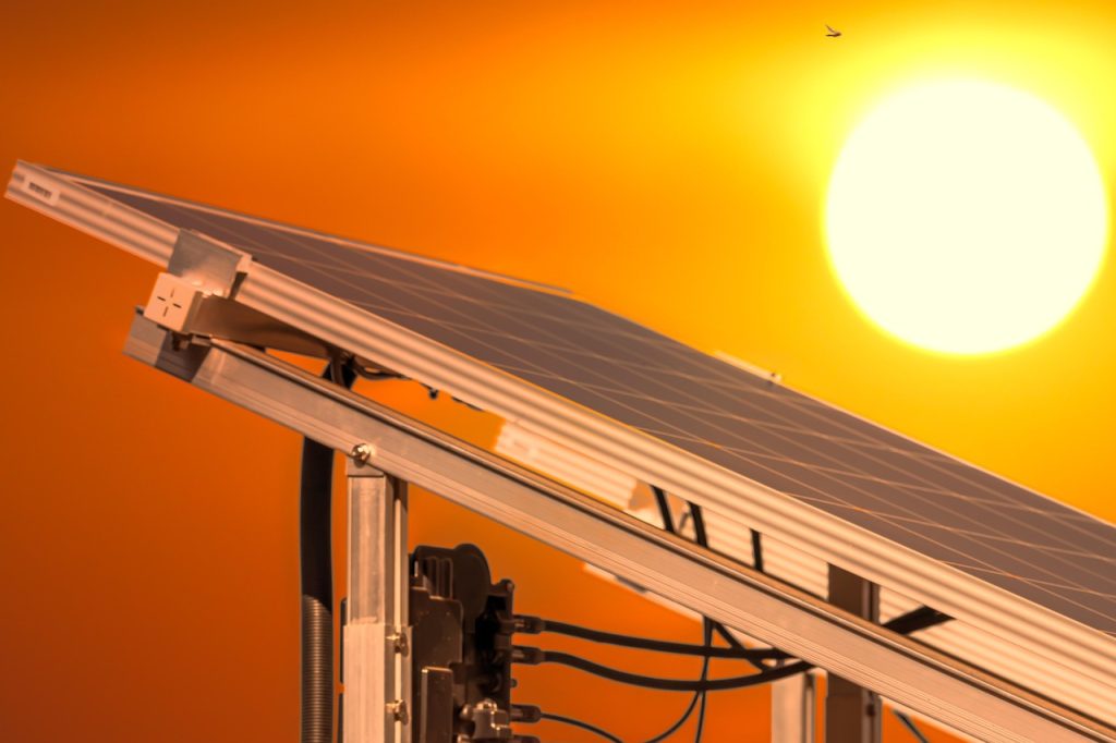 cat produce un panou solar pe zi